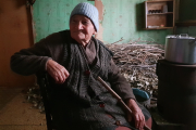 Die 82-jährige Torvayan Schochik fürchtet sich vor den verbleibenden Winterwochen. Noch hat sie ein wenig Reisig zum Heizen, doch der Topf auf dem kleinen Ofen bleibt meist leer.