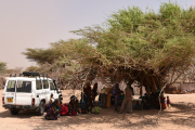 Um ihr und weiteren Hirten-Familien in der Wüste Kenias zu helfen, fährt eine mobile Klinik zu den Gemeinschaften, um sie zu behandeln und ihnen zu zeigen, dass sie nicht alleine gelassen werden. 