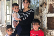 Lilit Chichyan lebt mit ihren Kindern in ärmlichsten Verhältnissen. Durch die  Unterstützung für ihre kleine Landwirtschaft hat sie die Chance, ihr Einkommen  zu stabilisieren. Gegen die akute Not wollen wir mit Nahrungsmitteln helfen.