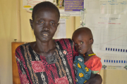 Müde und erschöpft: Akon Malou ist mit ihrem Sohn Thon bis zur Klinik in Rumbek gelaufen. Ihr Antrieb: Hilfe für ihr schwer krankes Kind finden.