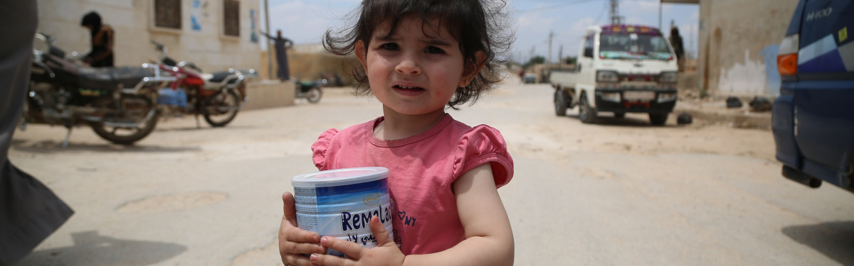 Kleinkind in Syrien mit Babynahrung